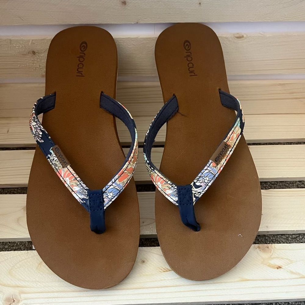 NEW Rip Curl Women's Navy and Floral Sandals
